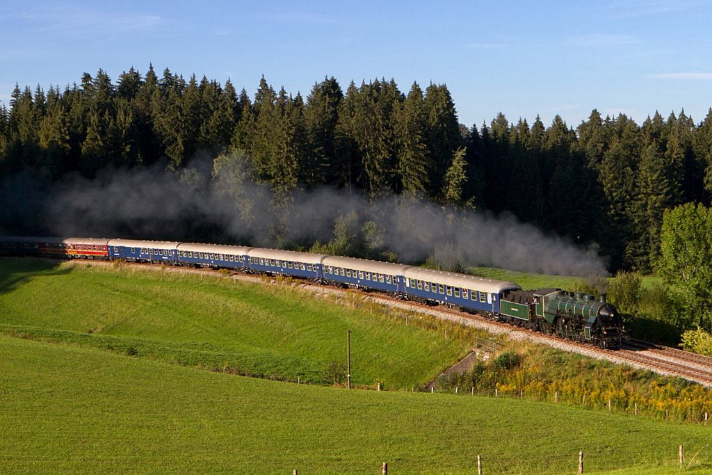 S 3/6 3673 mit Sonderzug der IGE auf ihrer ehemaligen Stammstrecke im Allg?u (Schub: V100 1365). Bei Heimhofen legt sich der Zug auf der R?ckfahrt in einer langen Kurve ins Abendlicht. - IGE Erlebnisreisen