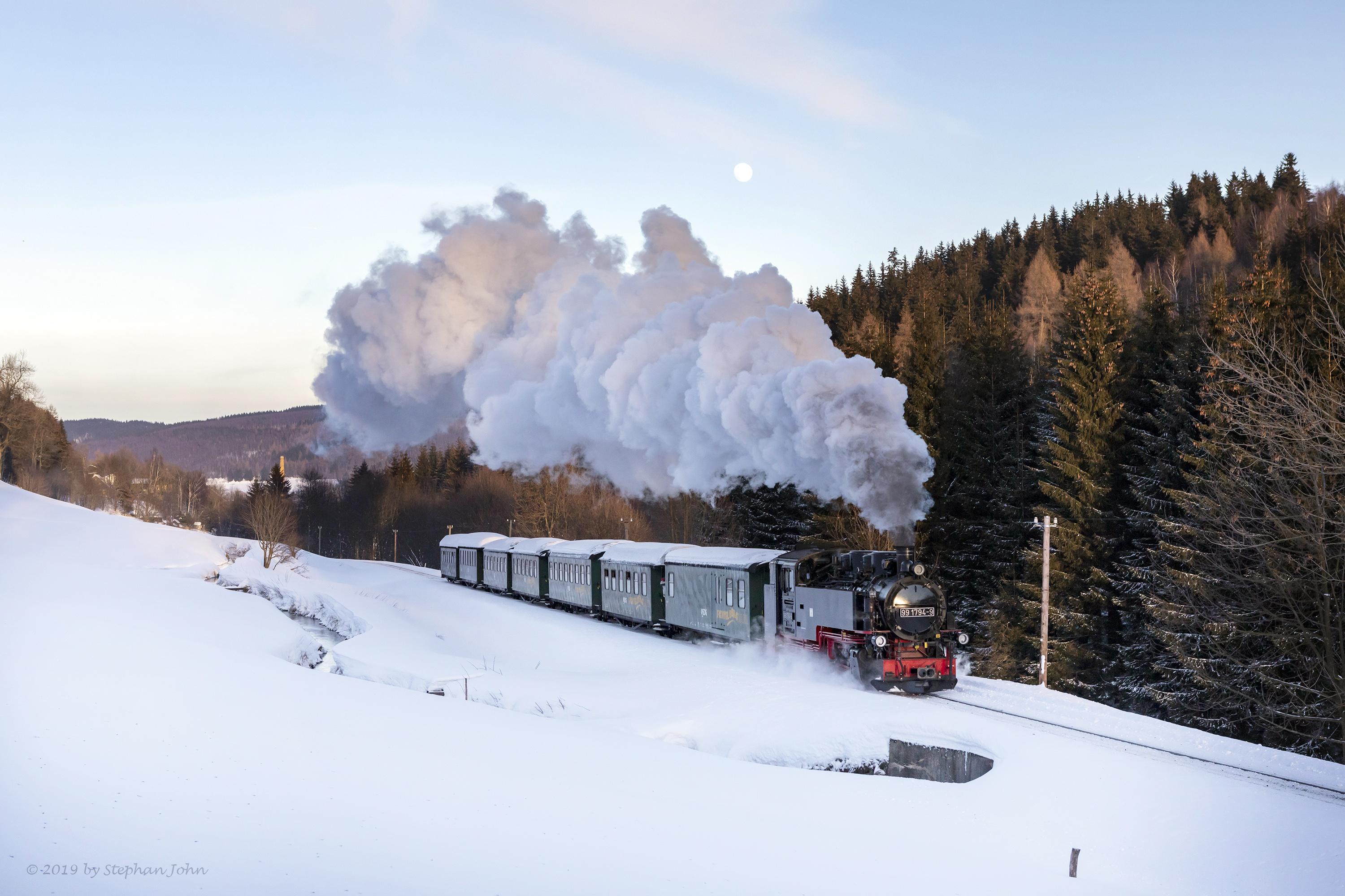 P 1007 mit Lok 99 1794-zwischen Hammerunterwiesenthal und Oberwiesenthal - IGE Erlebnisreisen