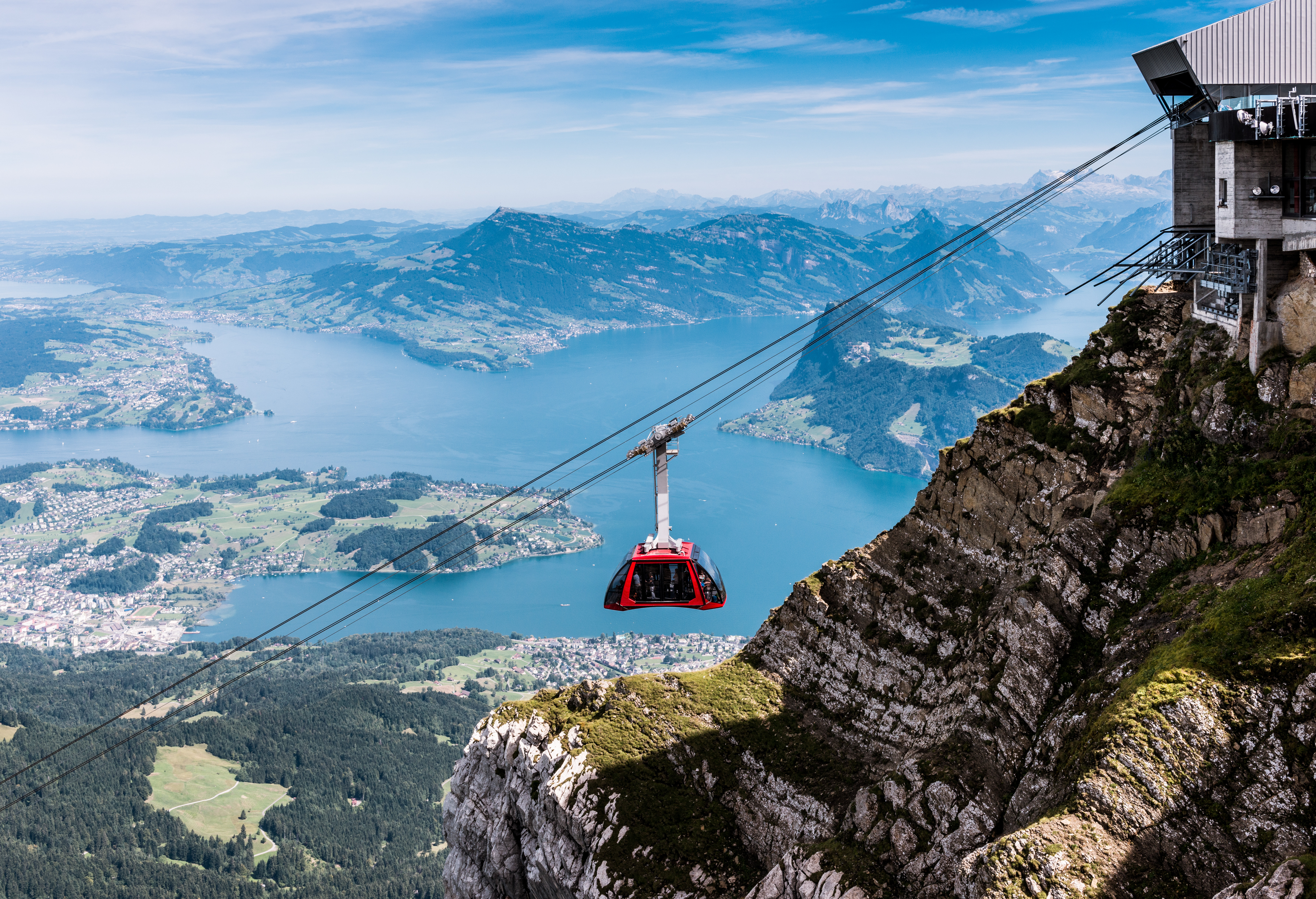 Fahrt mit der Luftseilbahn Dragon Ride Fr?km?ntegg - Pilatus Kulm mit Sicht auf den Vierwaldst?ttersee.Ride the aerial cablecar Dragon Ride Fr?km?ntegg - Pilatus Kulm with a view of Lake Lucerne. - IGE Erlebnisreisen |  PILATUS-BAHNEN AG